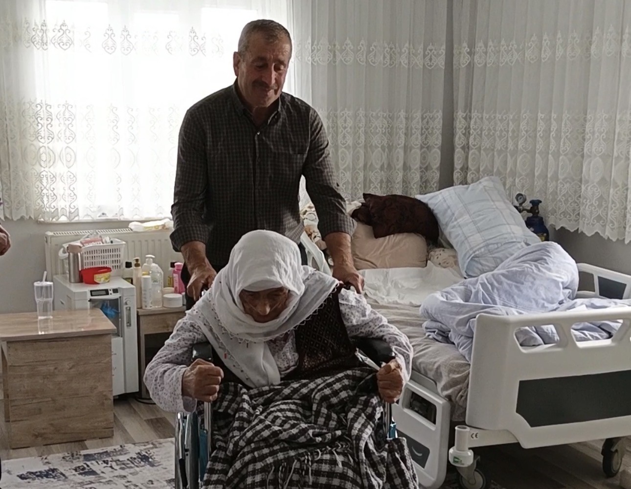 Yüksekova’da yüzleri güldüren yardım: Hatun Teyze tekerlekli sandalyesine kavuştu