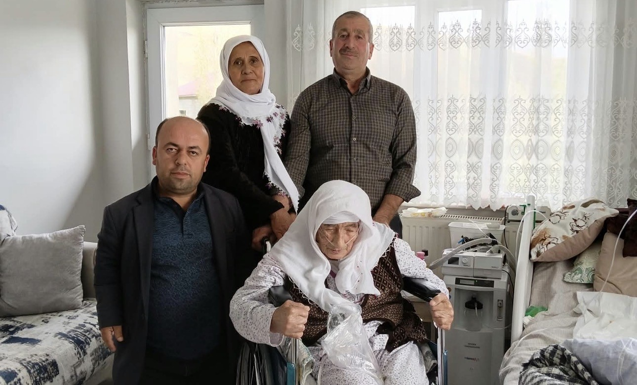 Yüksekova’da yüzleri güldüren yardım: Hatun Teyze tekerlekli sandalyesine kavuştu