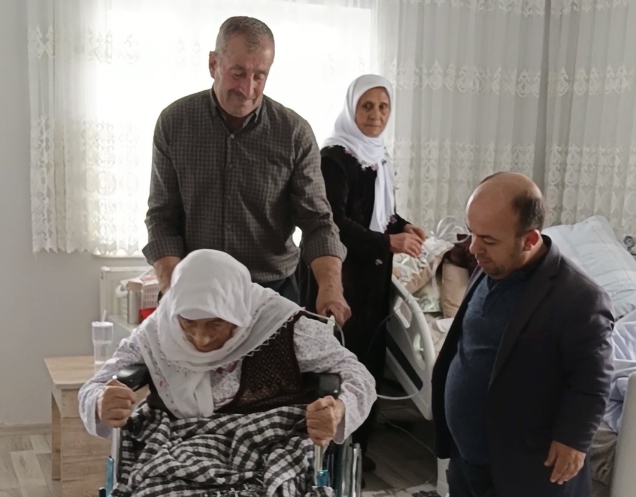 Yüksekova’da yüzleri güldüren yardım: Hatun Teyze tekerlekli sandalyesine kavuştu