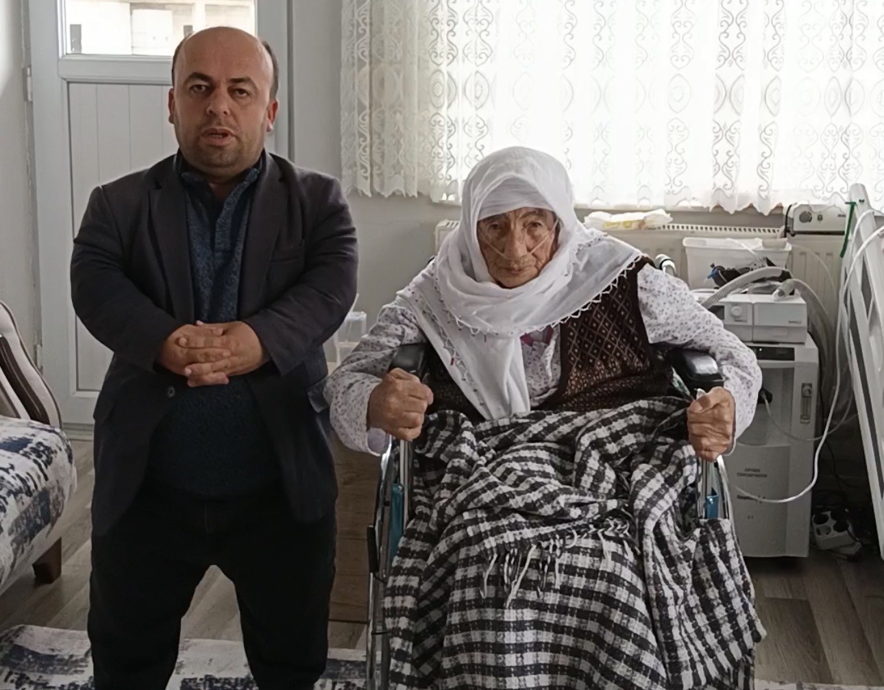 Yüksekova’da yüzleri güldüren yardım: Hatun Teyze tekerlekli sandalyesine kavuştu