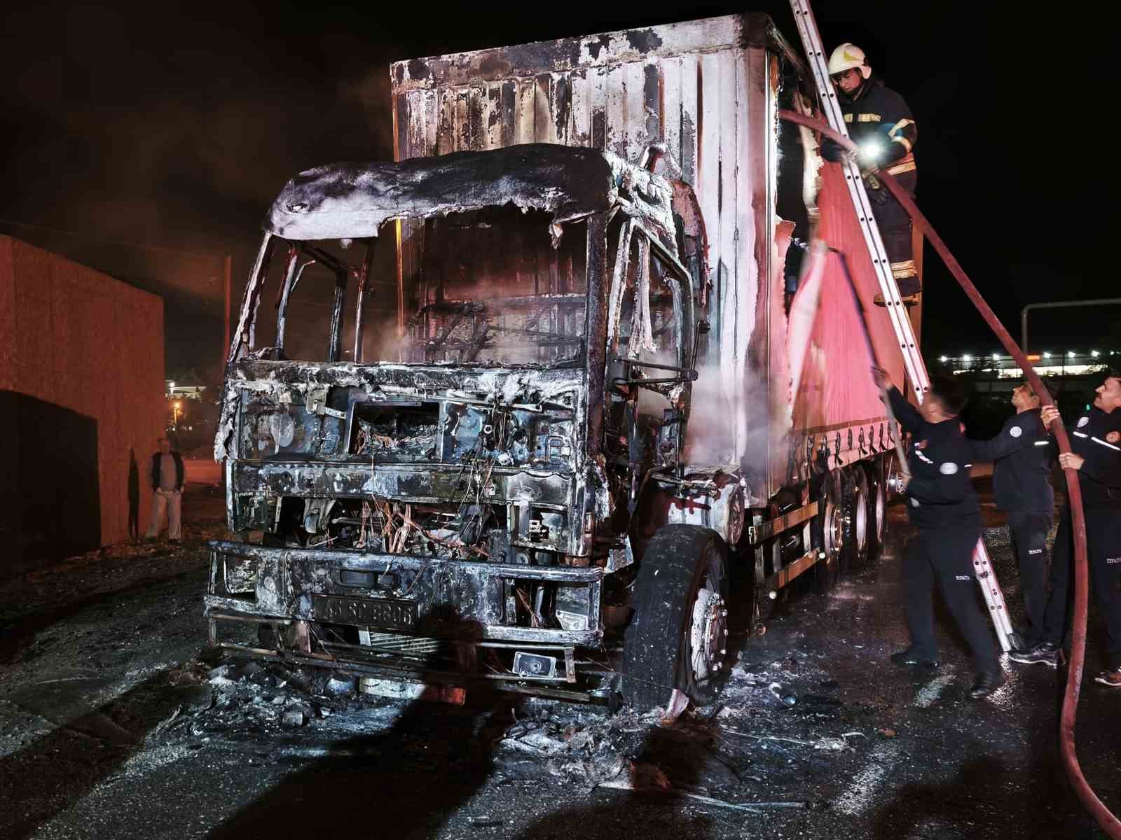 Kamyon alevlere teslim oldu