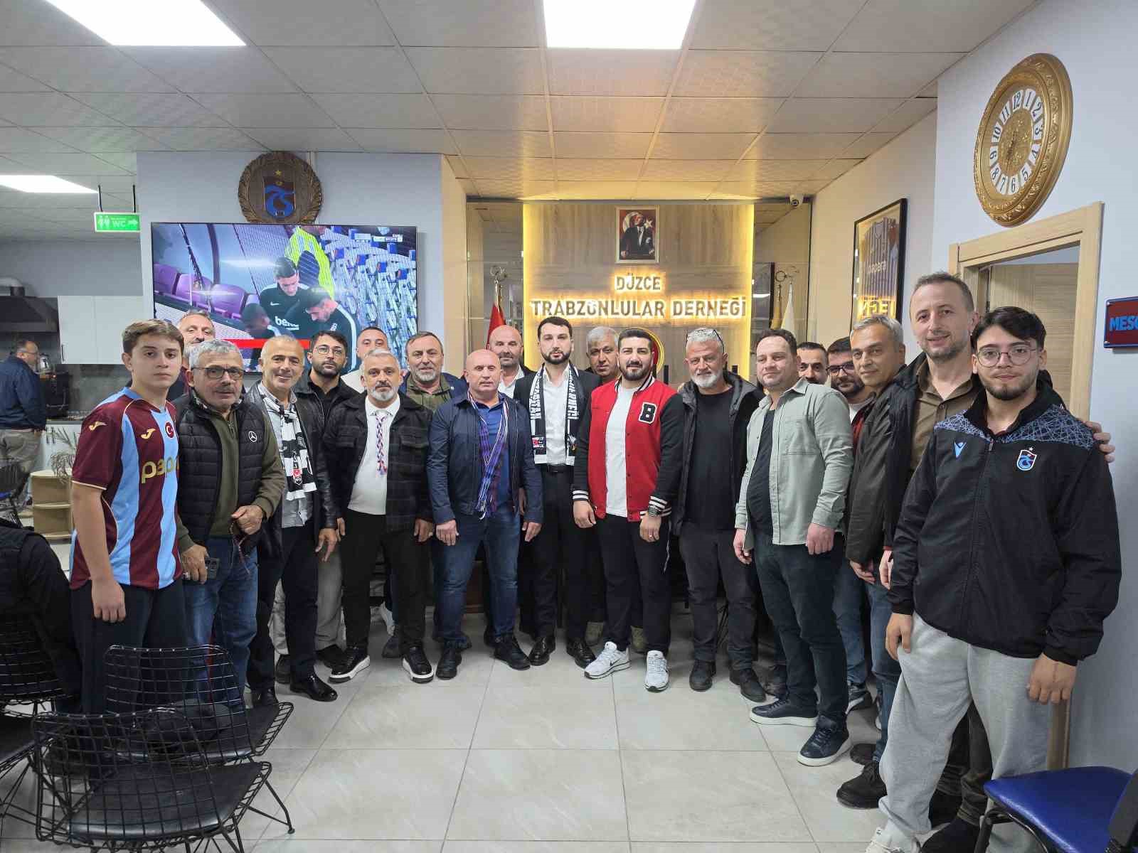 Düzce’de Beşiktaşlılar ve Trabzonsporlular, maçı birlikte izledi