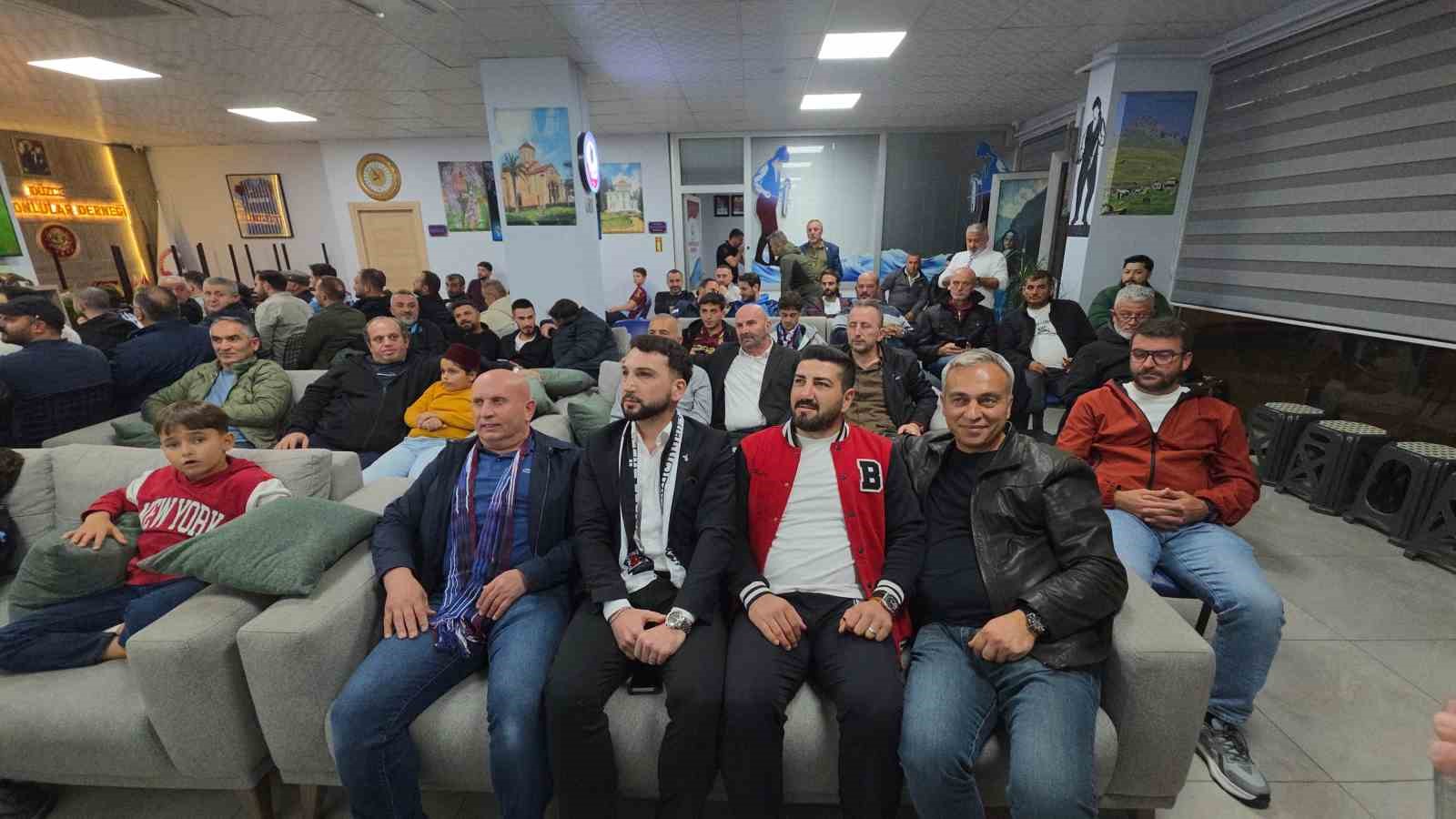 Düzce’de Beşiktaşlılar ve Trabzonsporlular, maçı birlikte izledi