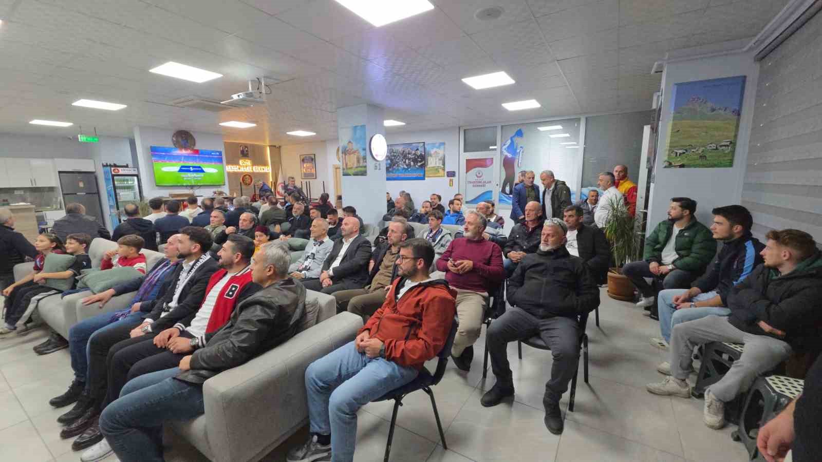 Düzce’de Beşiktaşlılar ve Trabzonsporlular, maçı birlikte izledi