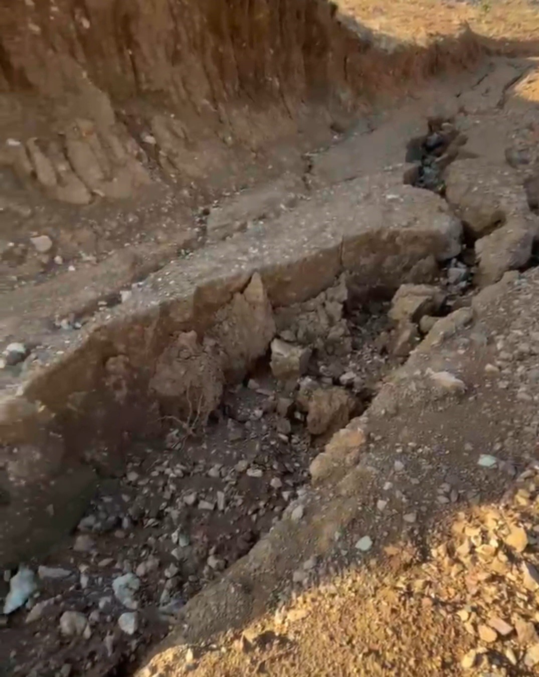 Elazığ’da sel nedeniyle yayla yolu yarıldı