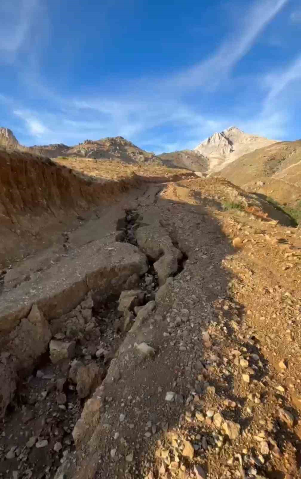 Elazığ’da sel nedeniyle yayla yolu yarıldı