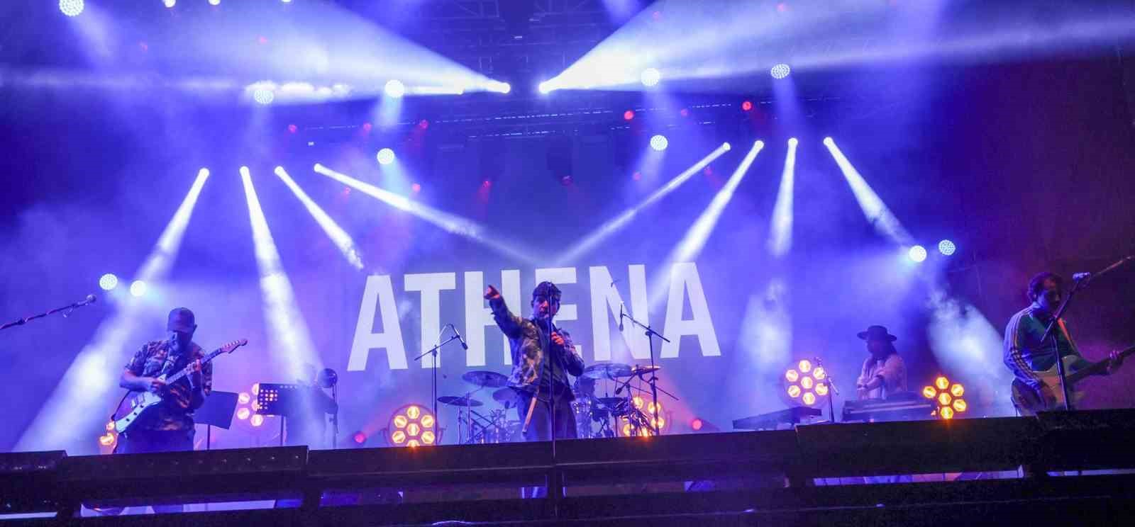 Athena söyledi, üniversiteliler eşlik etti