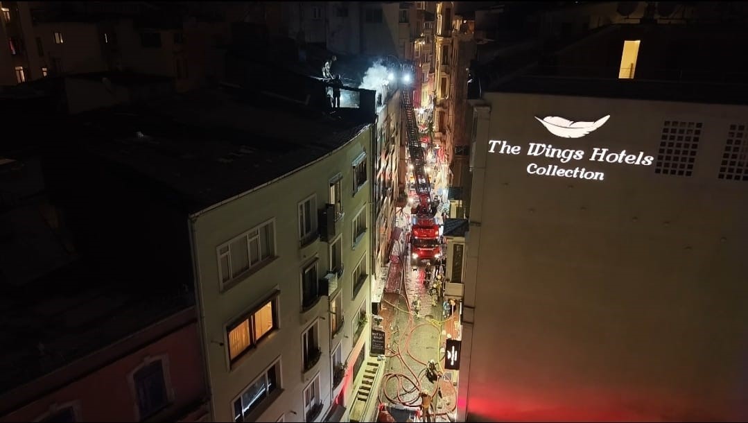 Beyoğlu’nda 6 katlı binanın çatısında korkutan yangın