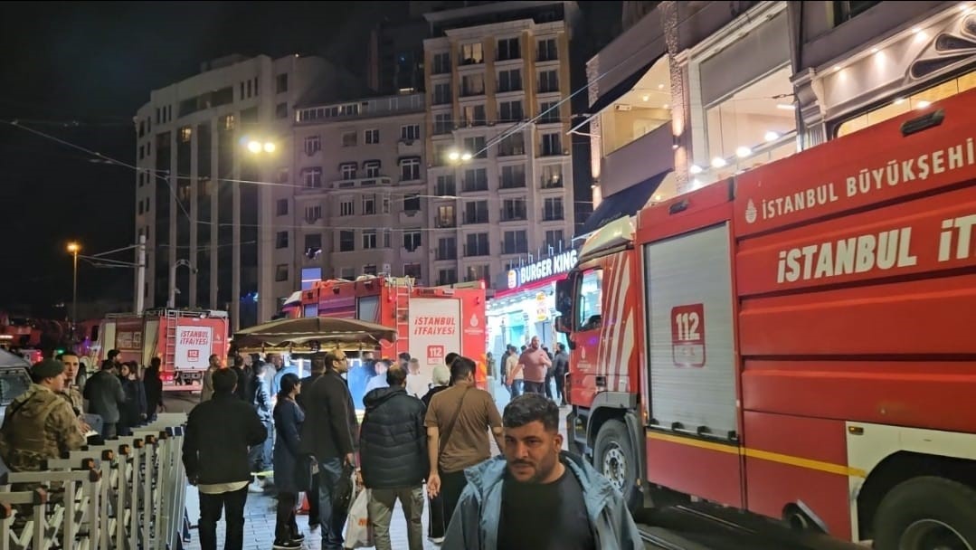 Beyoğlu’nda 6 katlı binanın çatısında korkutan yangın