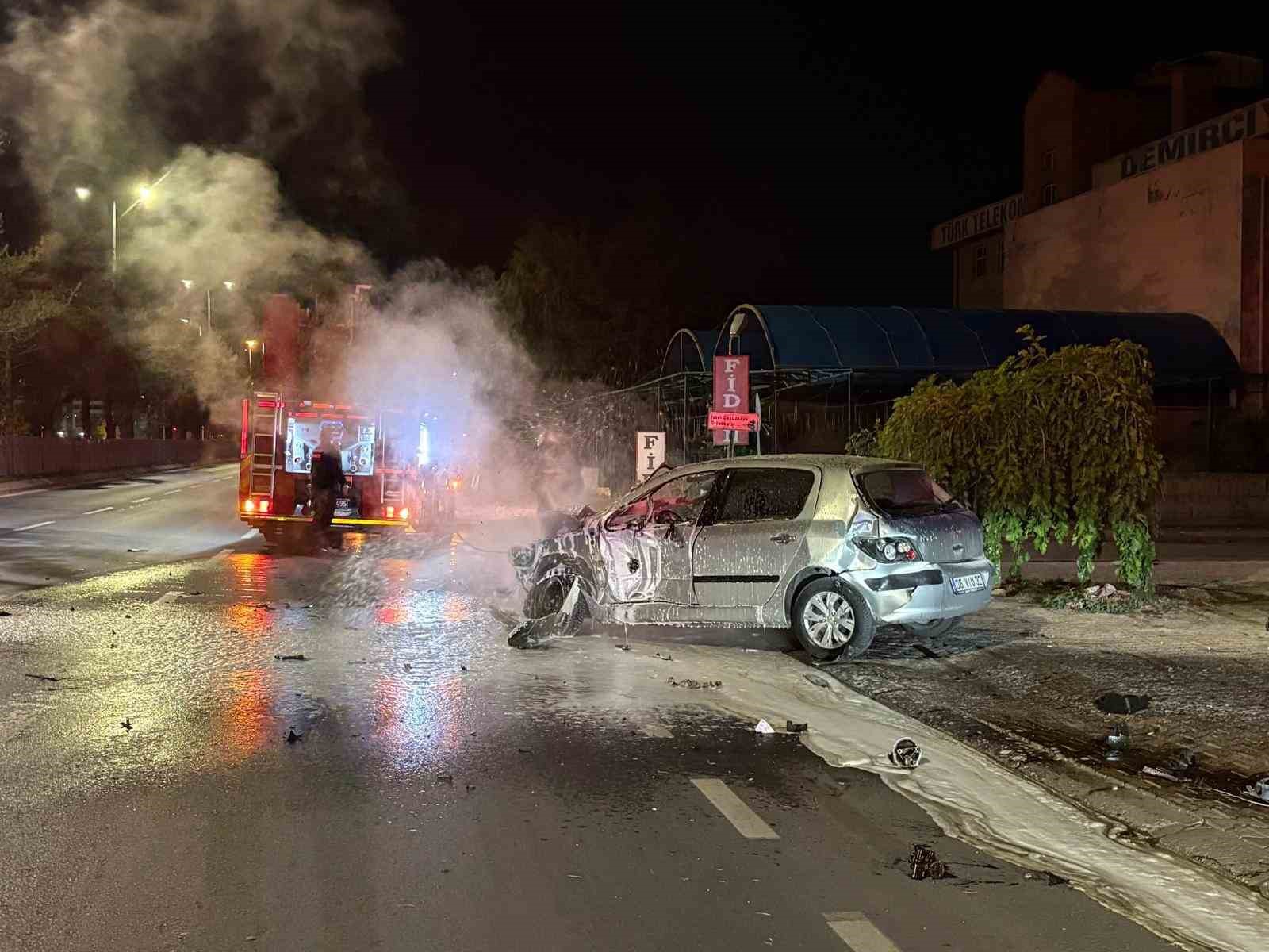 Kayseri’de park halindeki 3 araca çarpan otomobil, alev aldı: 2 yaralı
