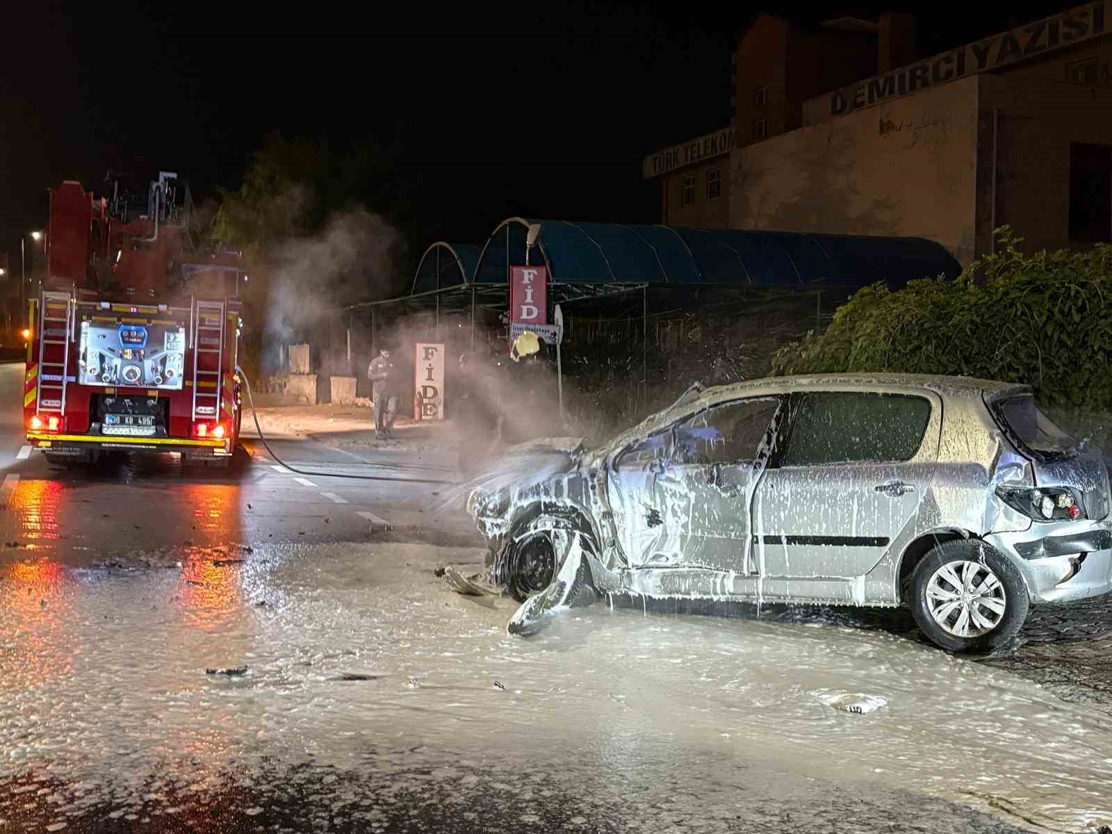 Kayseri’de park halindeki 3 araca çarpan otomobil, alev aldı: 2 yaralı
