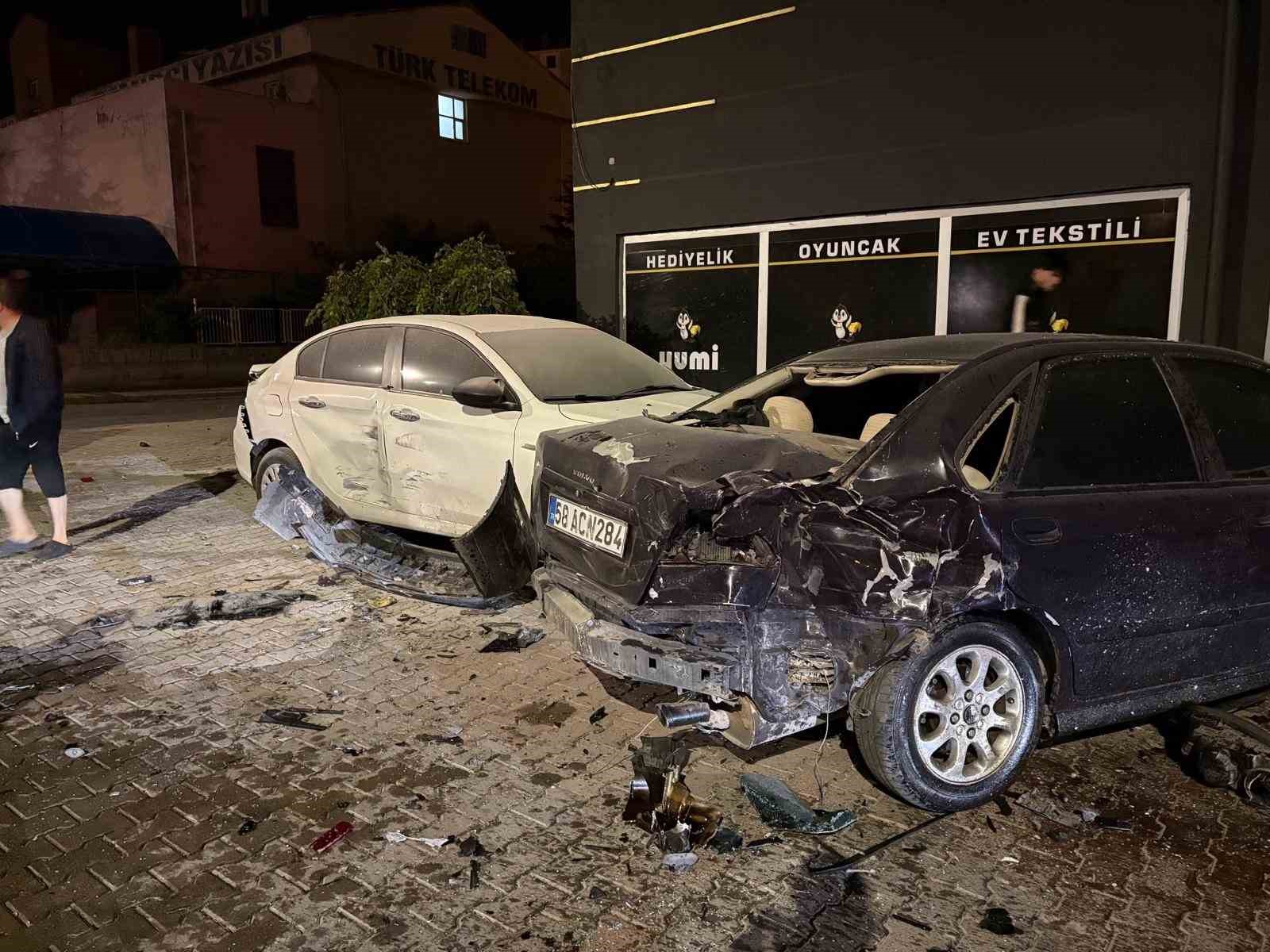 Kayseri’de park halindeki 3 araca çarpan otomobil, alev aldı: 2 yaralı