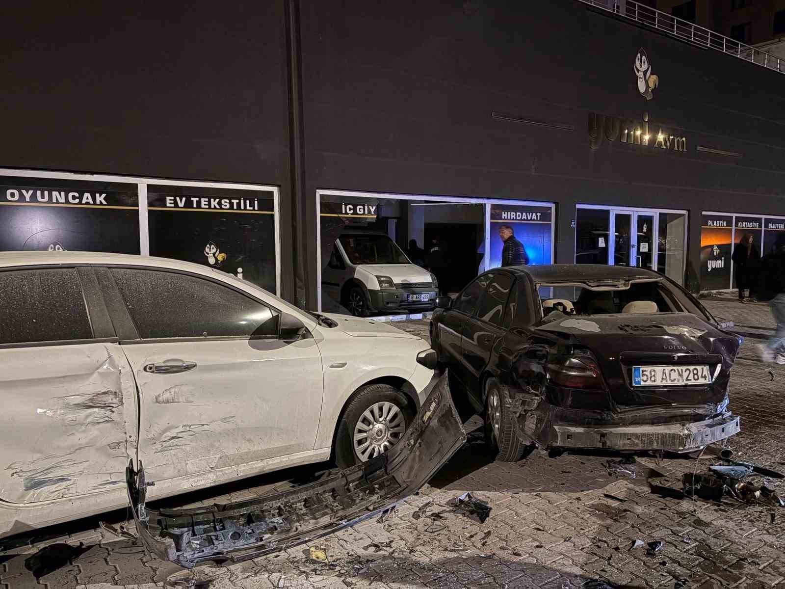 Kayseri’de park halindeki 3 araca çarpan otomobil, alev aldı: 2 yaralı