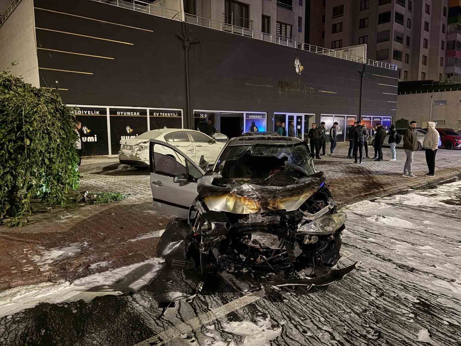 Kayseri’de park halindeki 3 araca çarpan otomobil, alev aldı: 2 yaralı