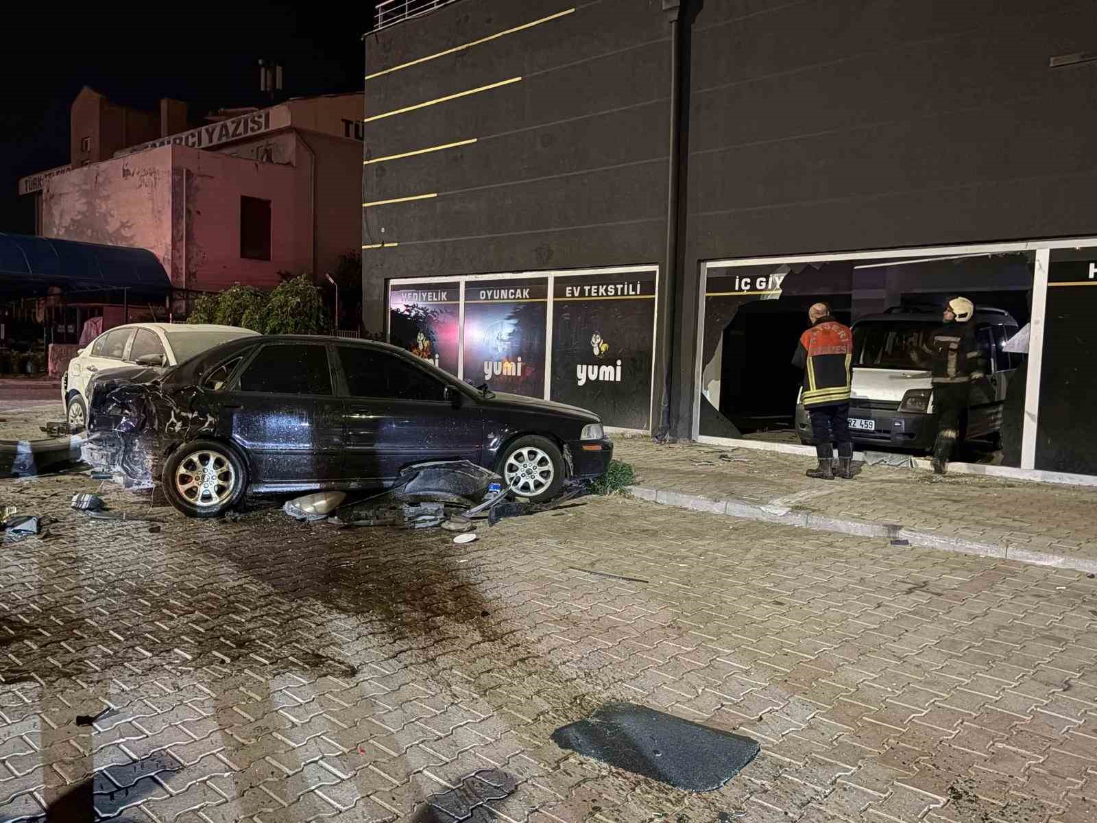 Kayseri’de park halindeki 3 araca çarpan otomobil, alev aldı: 2 yaralı