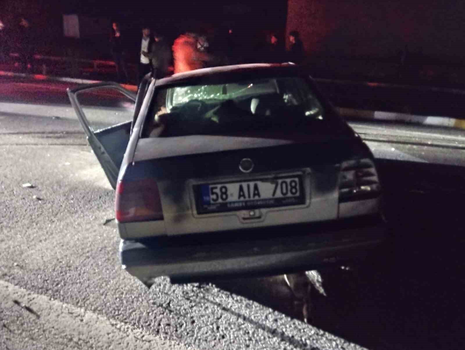 Sivas’ta aydınlatma direğine çarpan otomobilin sürücüsü yaralandı