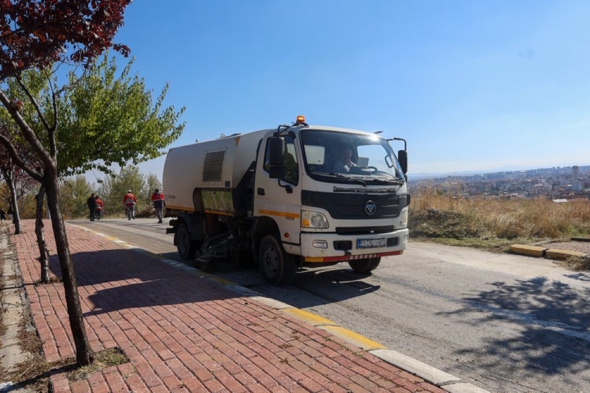 Uşak Belediyesinden kent genelinde temizlik çalışması sürdürülüyor