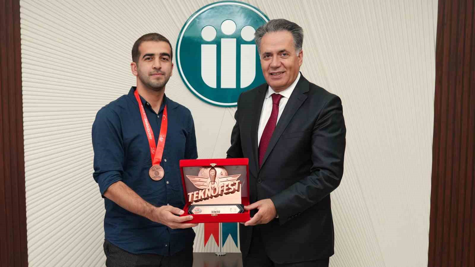 Rektör Akpolat’ tan TEKNOFEST’26’da Türkiye üçüncüsü olan öğrencilere tebrik