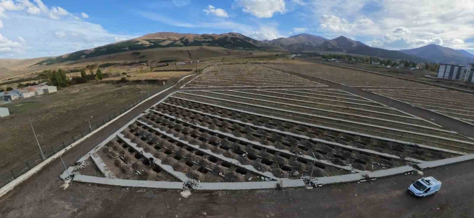 Erzurum’da toprak donmadan kışlık mezarlar kazılıyor