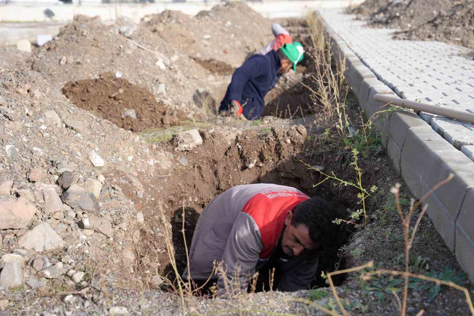 Erzurum’da toprak donmadan kışlık mezarlar kazılıyor