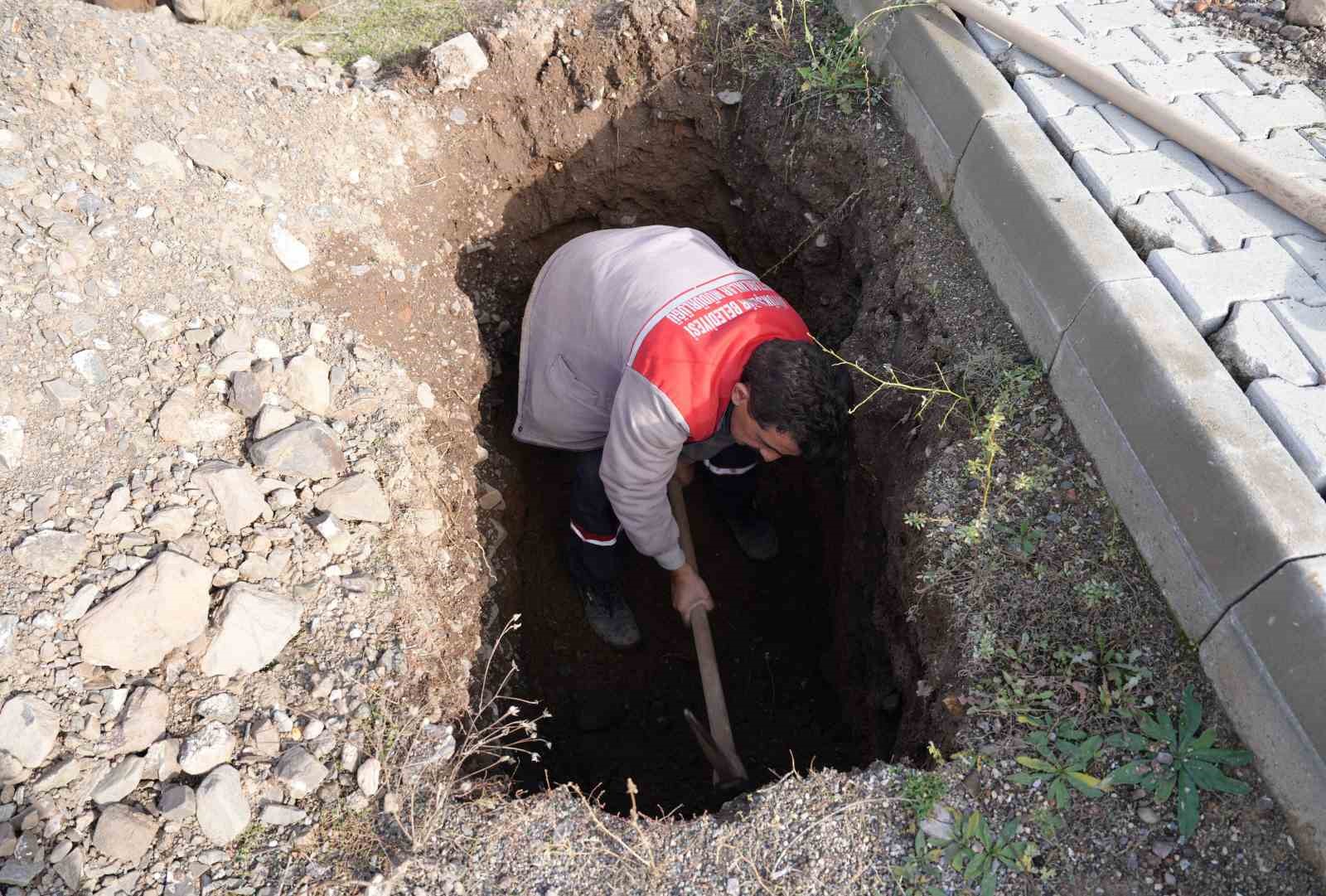 Erzurum’da toprak donmadan kışlık mezarlar kazılıyor