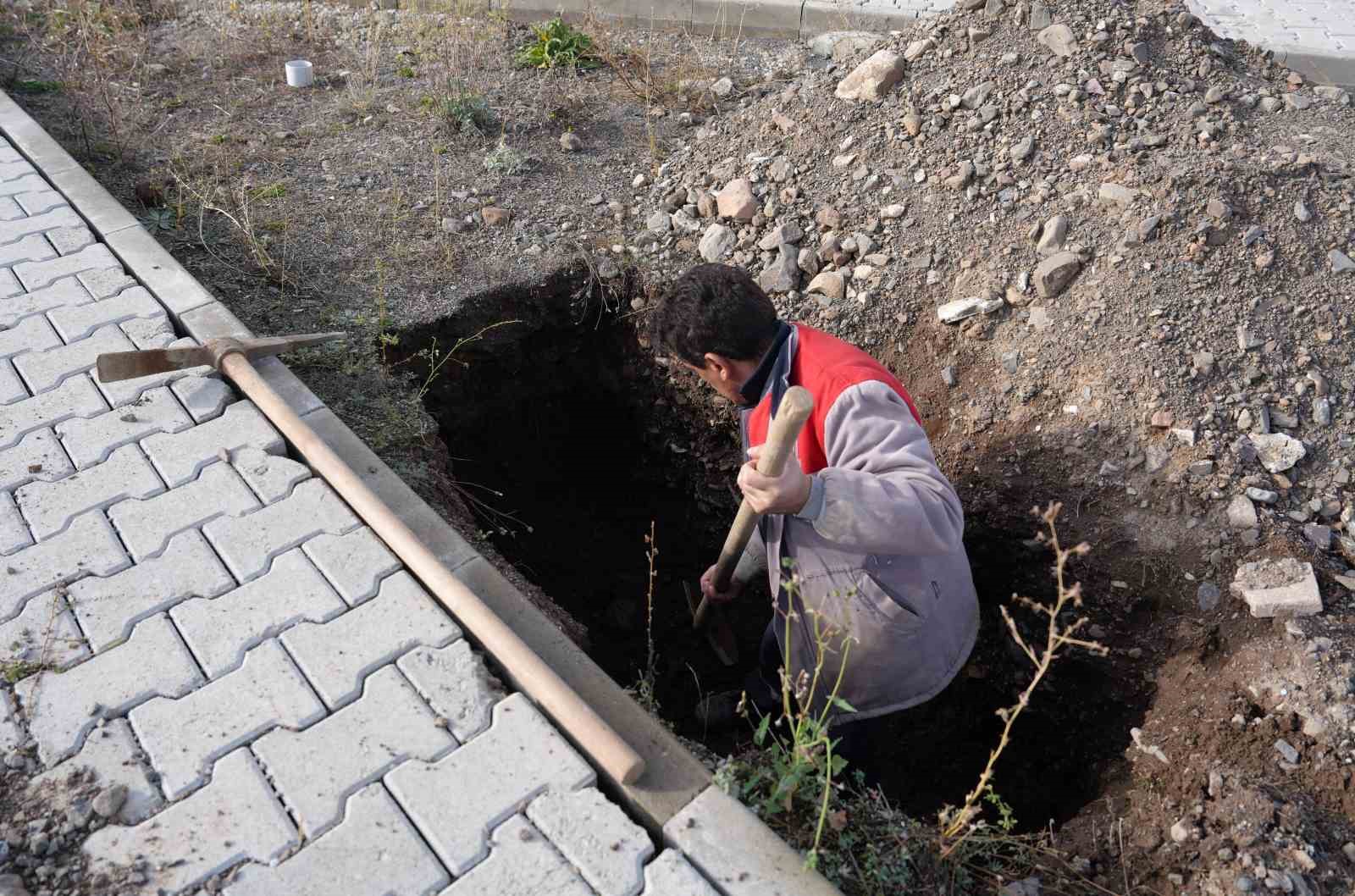 Erzurum’da toprak donmadan kışlık mezarlar kazılıyor