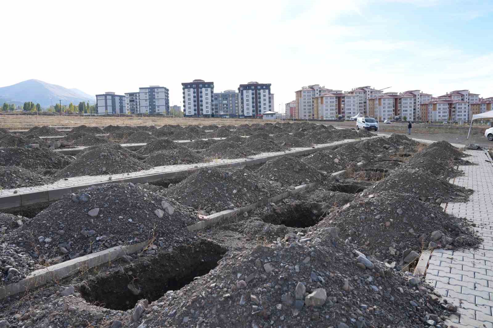 Erzurum’da toprak donmadan kışlık mezarlar kazılıyor