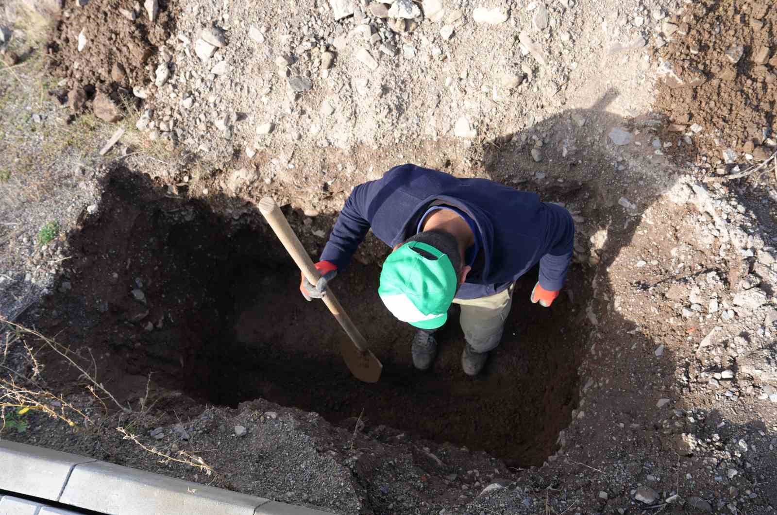 Erzurum’da toprak donmadan kışlık mezarlar kazılıyor
