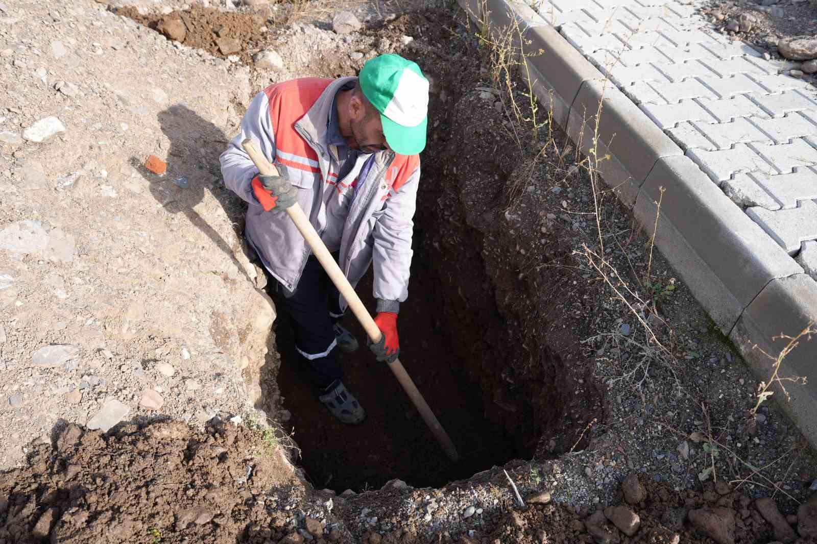 Erzurum’da toprak donmadan kışlık mezarlar kazılıyor
