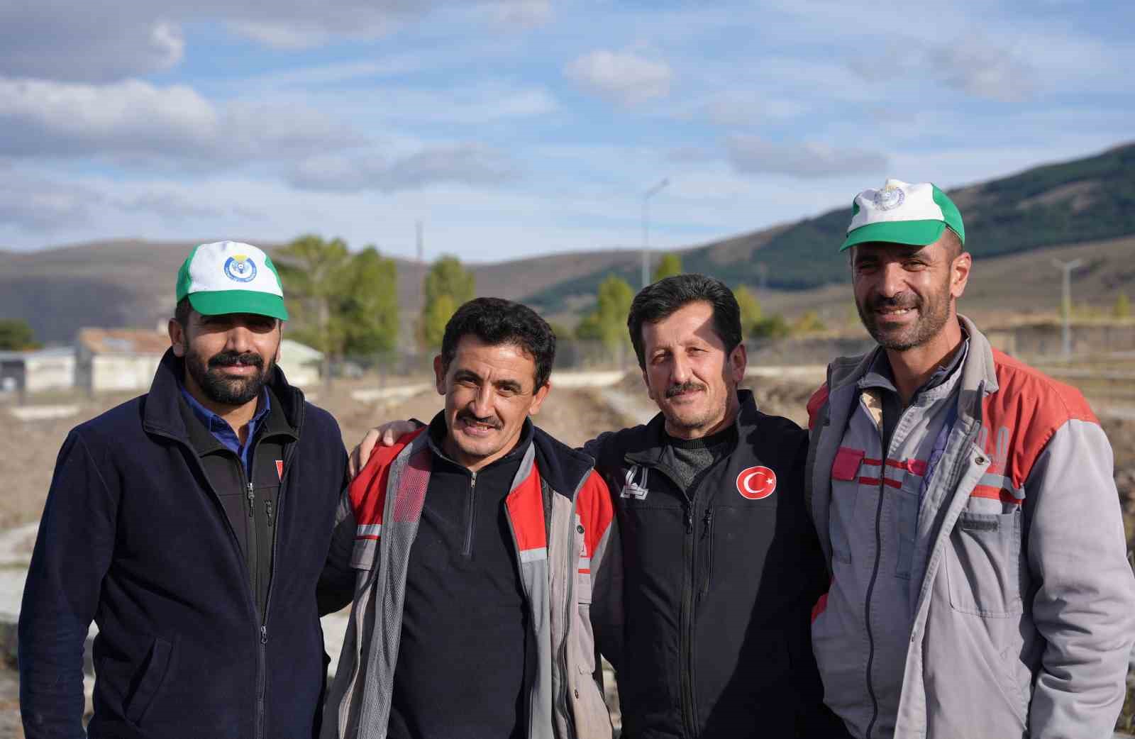 Erzurum’da toprak donmadan kışlık mezarlar kazılıyor