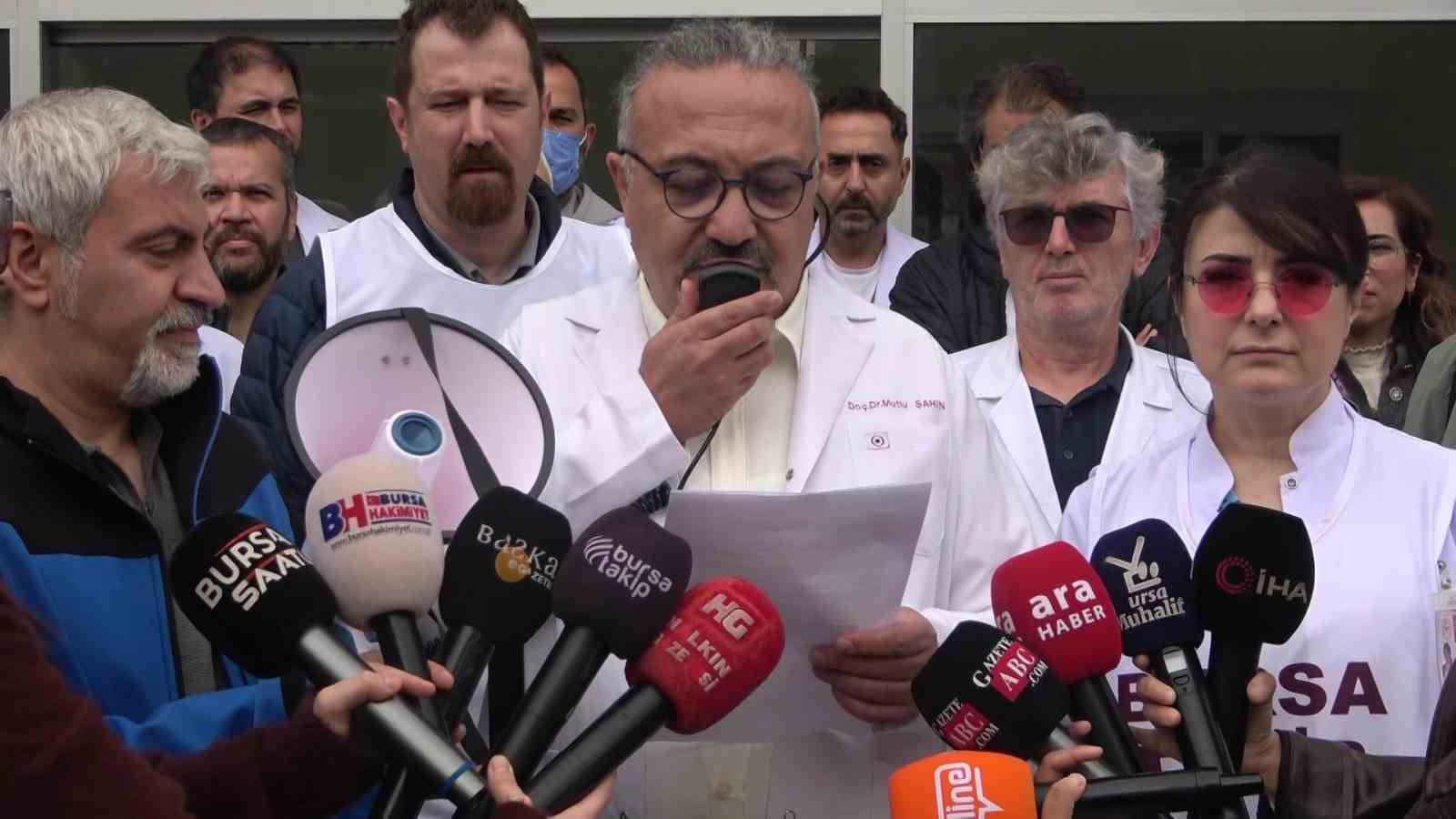 Bursa’da NEV Hastanesi önünde 6 aydır maaşlarını alamayan hekimlerden eylem