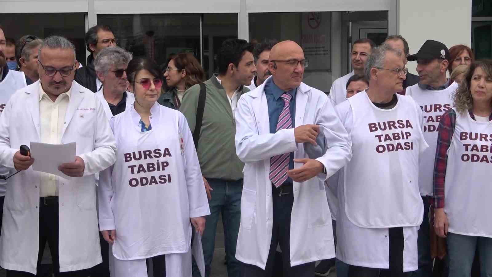 Bursa’da NEV Hastanesi önünde 6 aydır maaşlarını alamayan hekimlerden eylem