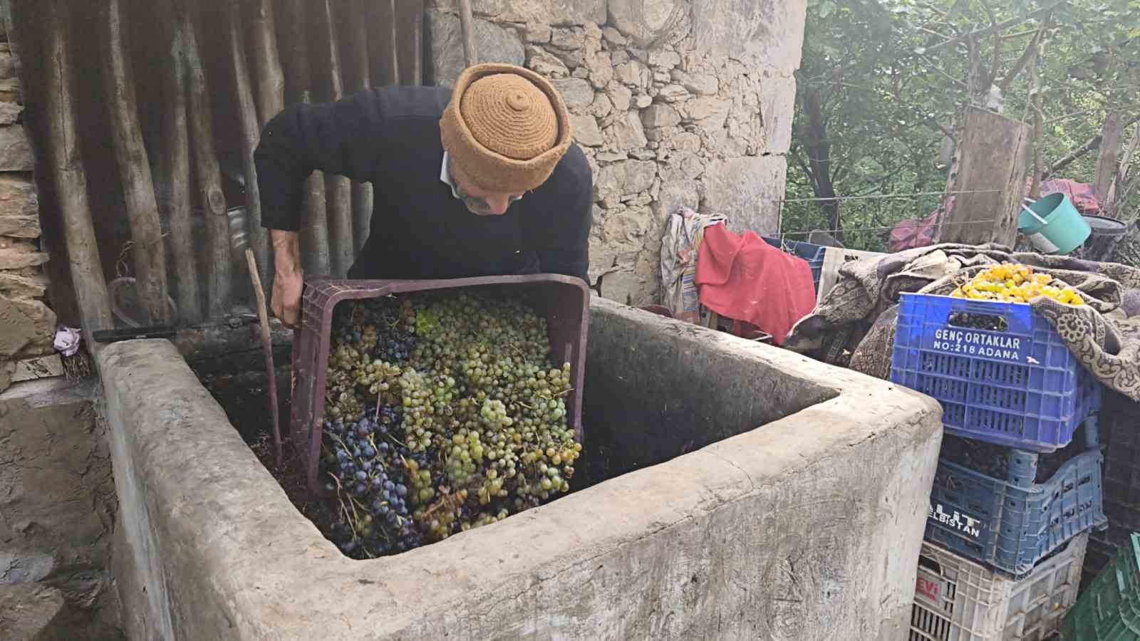 Hizan’da bir asırlık gelenek: Üzümden doğal pekmez üretiyorlar
