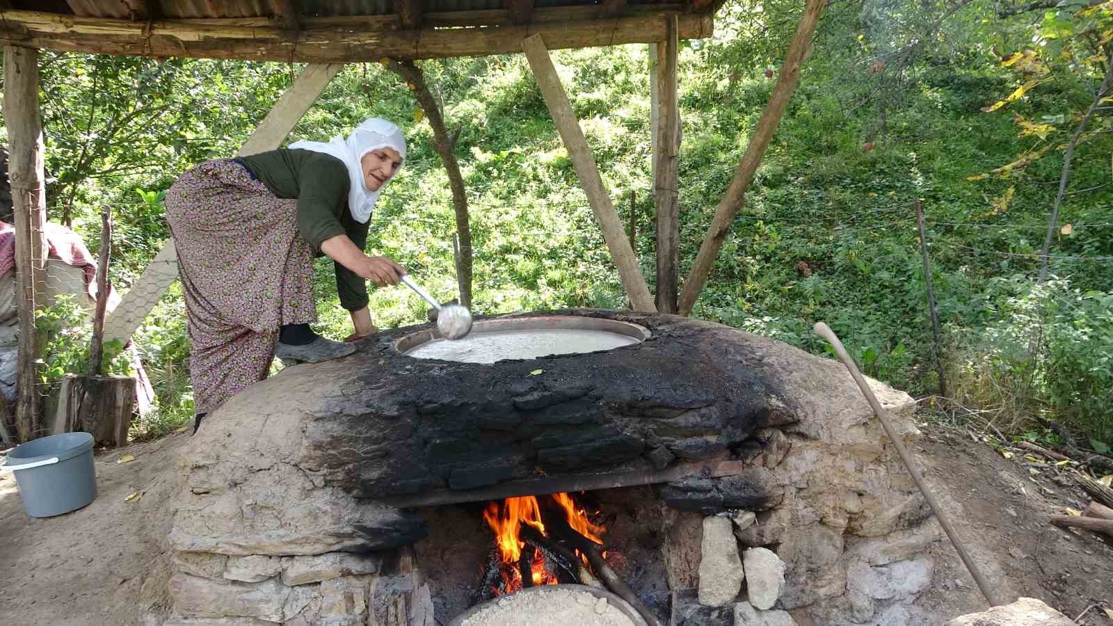 Hizan’da bir asırlık gelenek: Üzümden doğal pekmez üretiyorlar