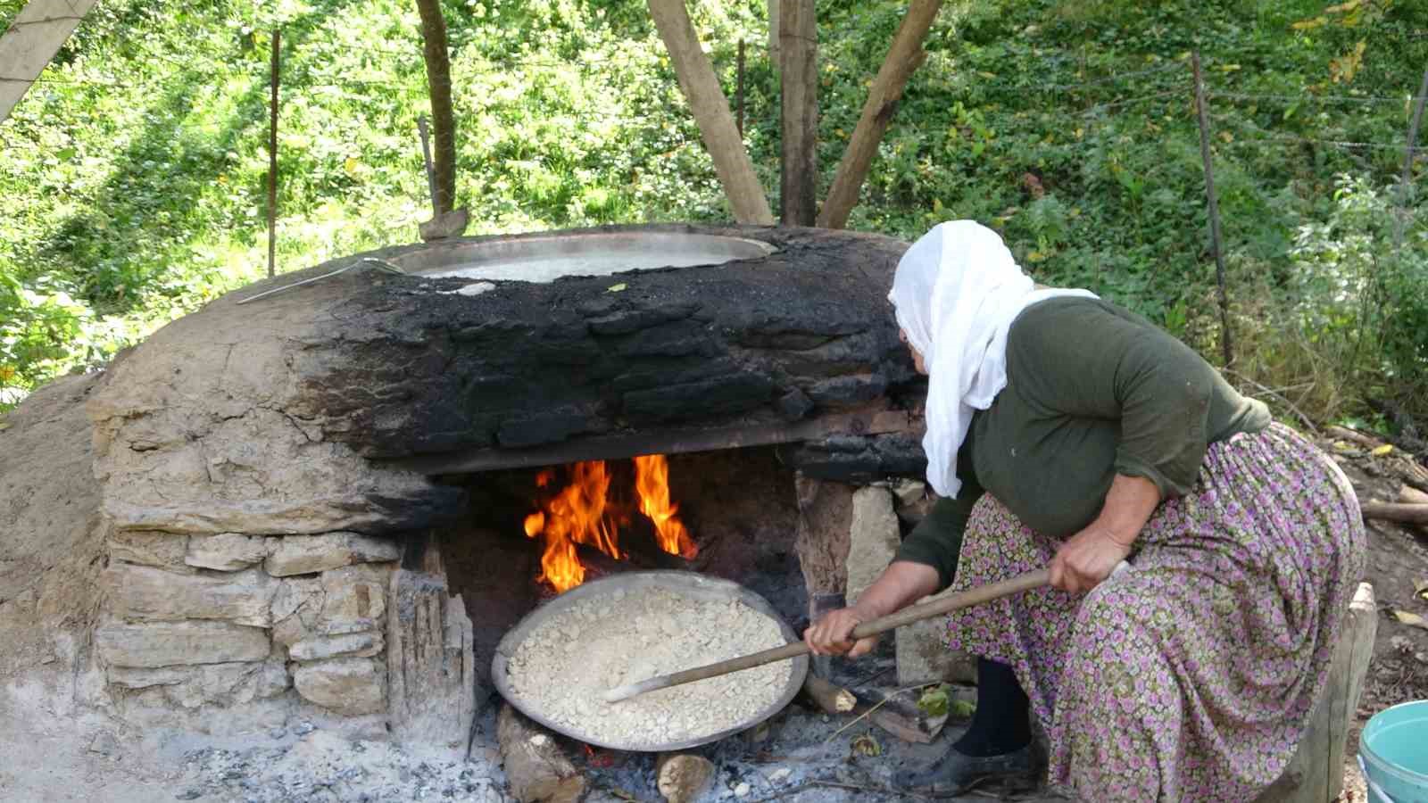 Hizan’da bir asırlık gelenek: Üzümden doğal pekmez üretiyorlar