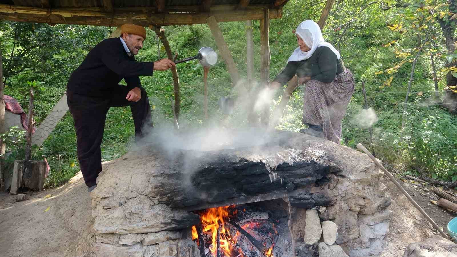 Hizan’da bir asırlık gelenek: Üzümden doğal pekmez üretiyorlar