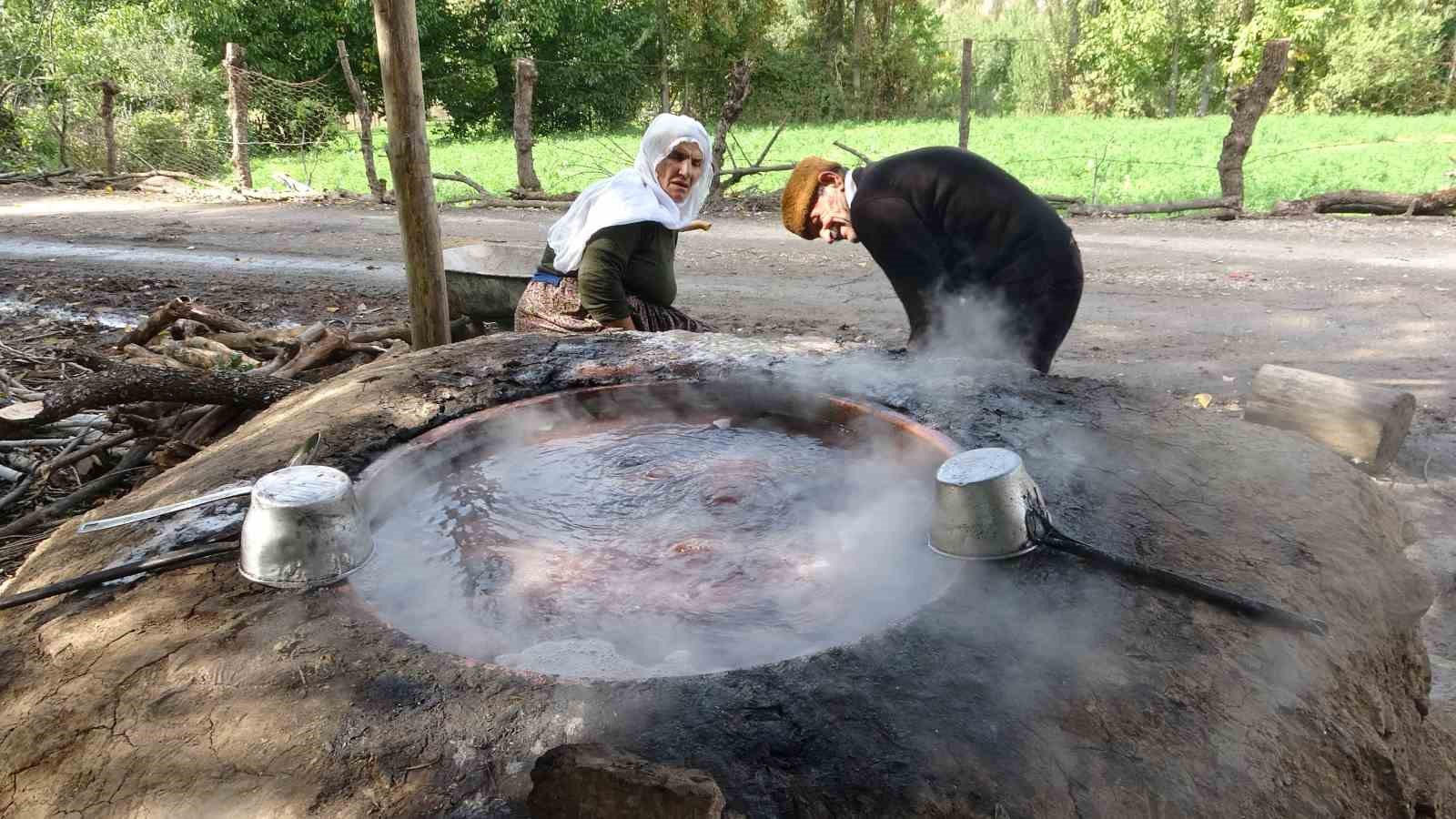 Hizan’da bir asırlık gelenek: Üzümden doğal pekmez üretiyorlar