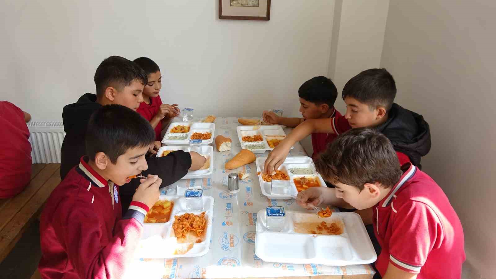 Sorgun’da aşevi hizmeti hem yaşlıların hem öğrencilerin yüzünü güldürüyor
