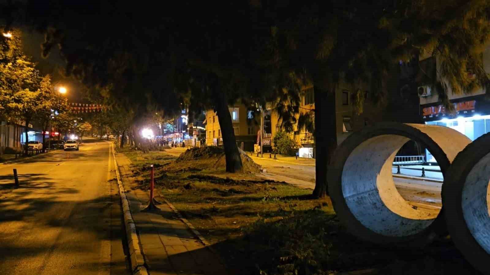 Eyüpsultan’da "İBB’nin taşınacağını duyurduğu asırlık ağaçların kesildiği" iddiası, vatandaşlar tepki gösterdi