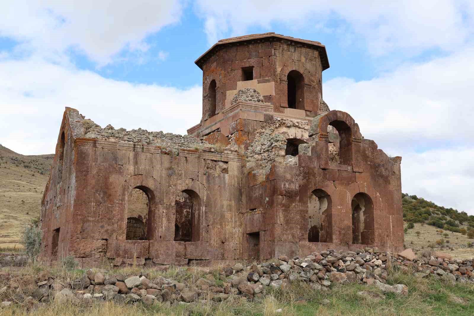 Taşları kızıl, adı kızıl olan kilise bin 500 yıldır ayakta