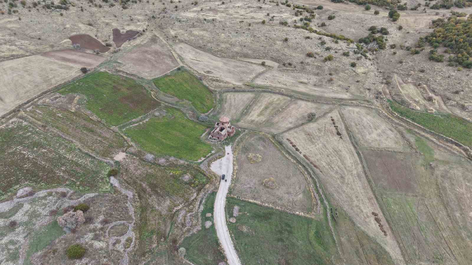 Taşları kızıl, adı kızıl olan kilise bin 500 yıldır ayakta