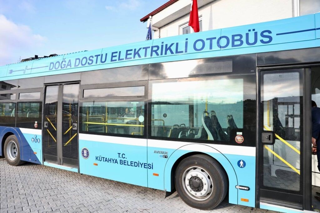 Kütahya’nın elektrikli otobüsleri COP31 için Antalya’ya gönderdi