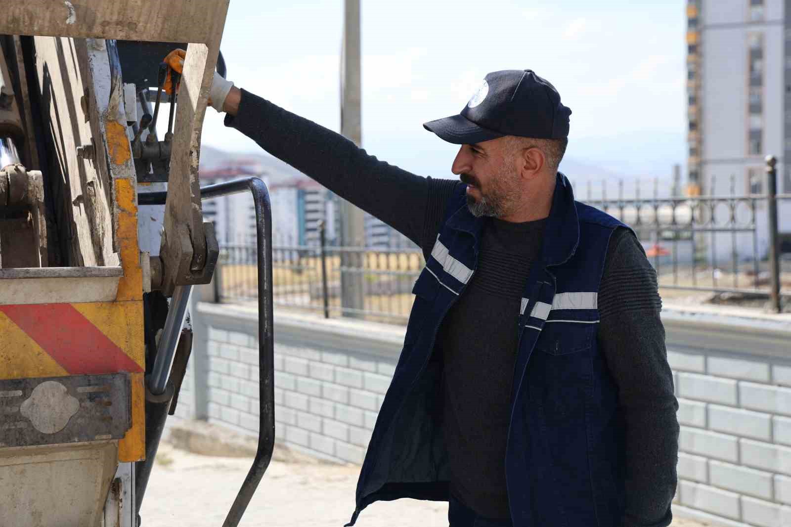 Temizlik esnasında bulduğu çantanın içerisinde 600 bin liralık döviz ve altın çıktı, sahibine ulaştırdı