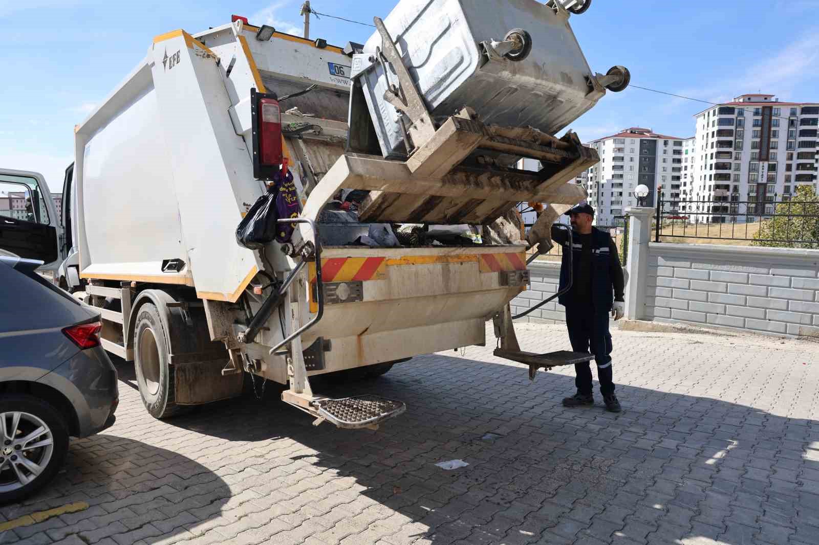 Temizlik esnasında bulduğu çantanın içerisinde 600 bin liralık döviz ve altın çıktı, sahibine ulaştırdı