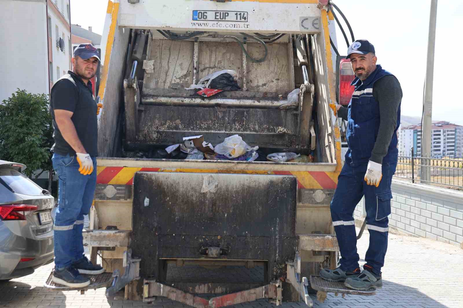 Temizlik esnasında bulduğu çantanın içerisinde 600 bin liralık döviz ve altın çıktı, sahibine ulaştırdı
