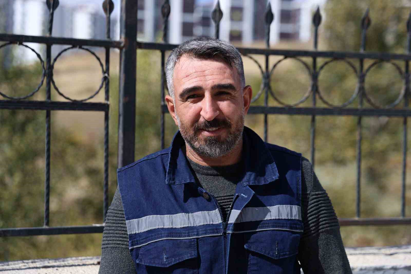 Temizlik esnasında bulduğu çantanın içerisinde 600 bin liralık döviz ve altın çıktı, sahibine ulaştırdı