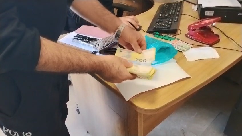 Temizlik esnasında bulduğu çantanın içerisinde 600 bin liralık döviz ve altın çıktı, sahibine ulaştırdı