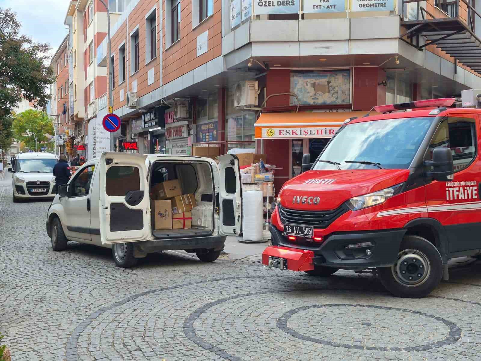 Ara sokakta duraklayan araçlar itfaiyeye engel oldu