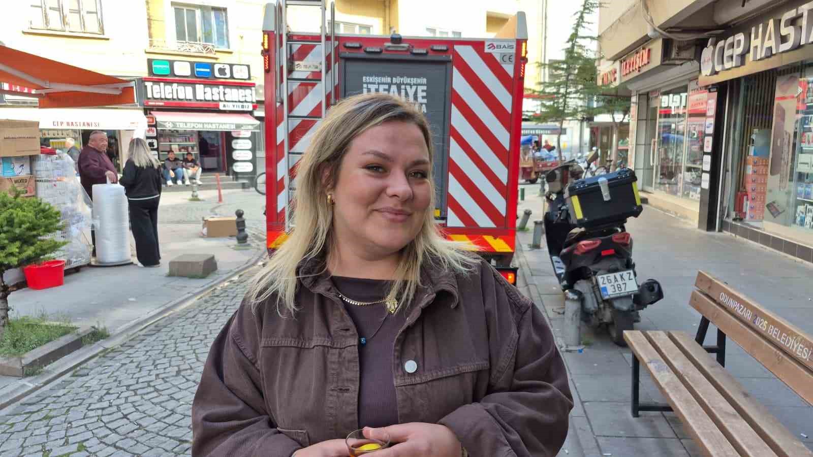 Ara sokakta duraklayan araçlar itfaiyeye engel oldu