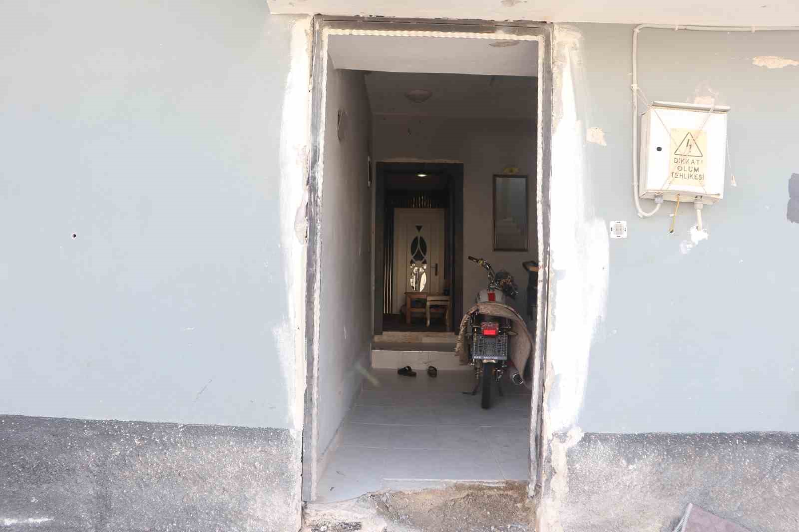 Evine el yapımı patlayıcı atılan kadın, oğlunun öldürülmesinden korkuyor